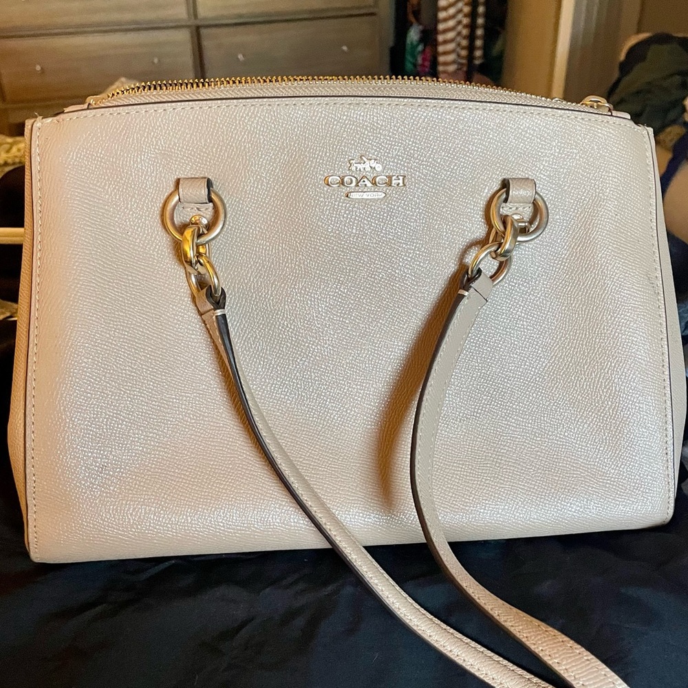 Light pink coach purse in good condition